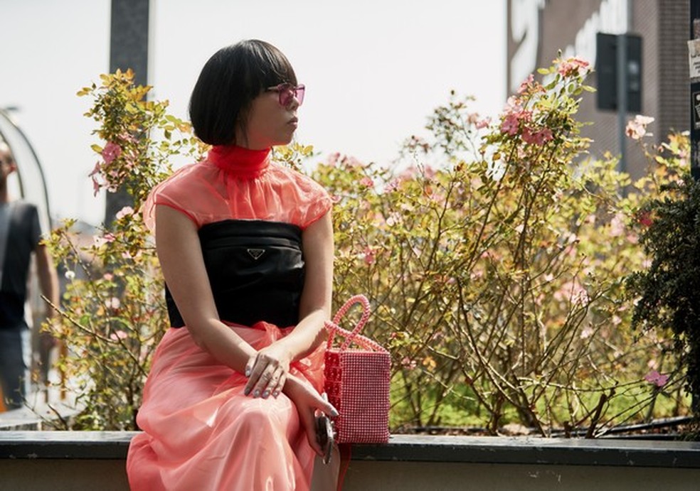 Living Coral: looks direto do street style com a cor de 2019 (Foto: Imaxtree) — Foto: Glamour