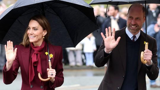 Kate Middleton e o príncipe William combinam acessório durante visita no País de Gales 