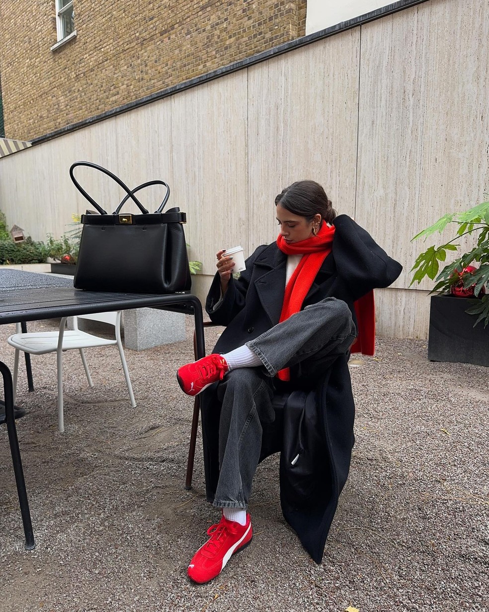 O sapato vermelho irá salvar o seu visual nos dias de preguiça — Foto: Reprodução Instagram @tia_dewitt