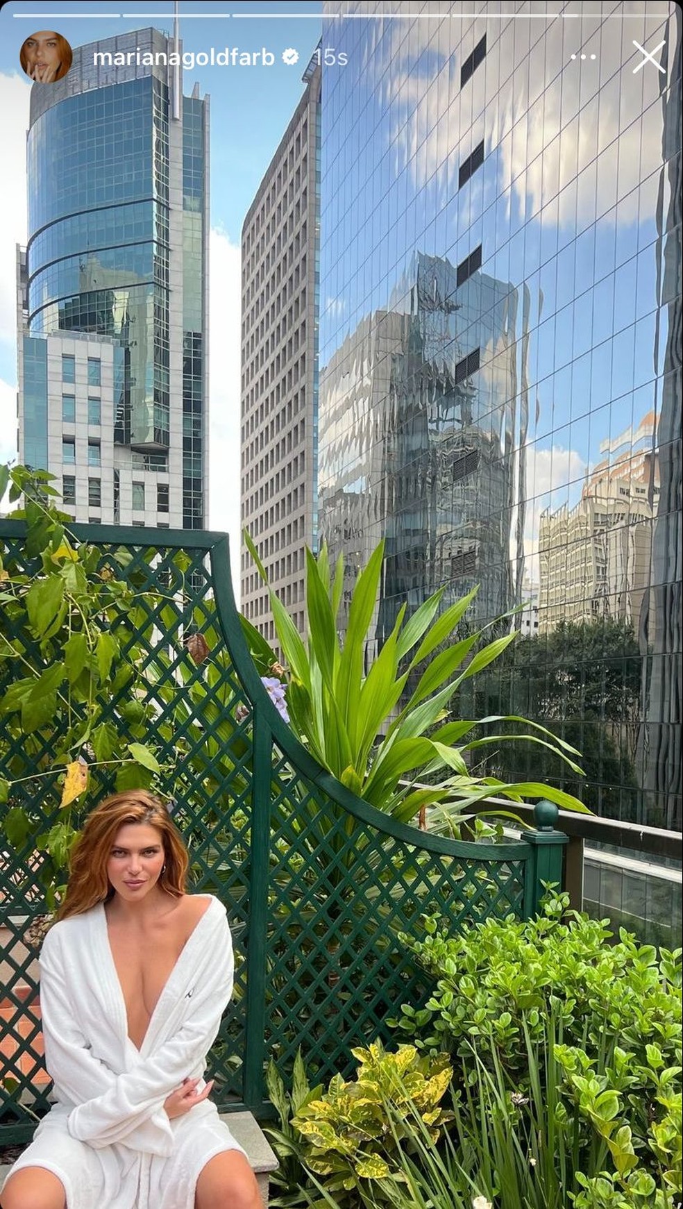 Mariana Goldfarb faz carão ao posar de roupão
