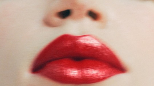 Lip tint como contorno labial: o truque viral para lábios definidos e marcados