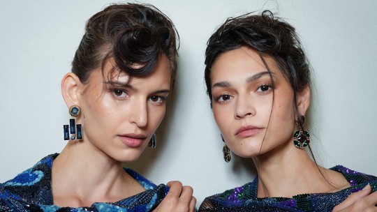 Batom vermelho alaranjado, penteado volumoso e mais destaques de beleza da MFW