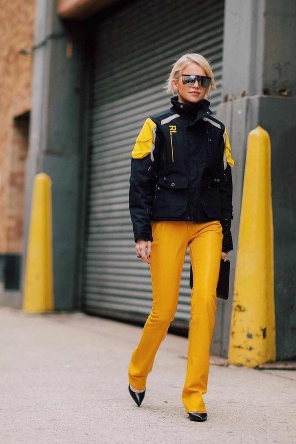 Caro Daur, moderna que só ela, adora combinar hits, tipo o óculos e a jaqueta de motoqueiro. (Foto: Instagram/Reprodução) — Foto: Glamour