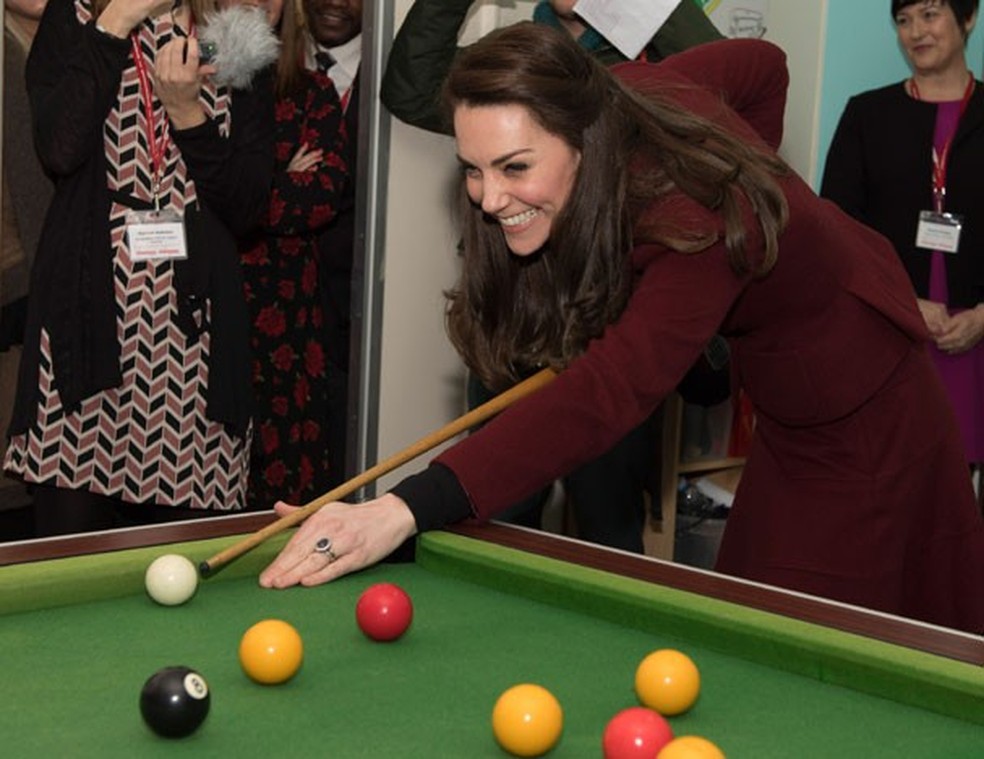 Kate Middleton joga partida de sinuca com pacientes e funcionários do centro (Foto: Getty Images) — Foto: Glamour