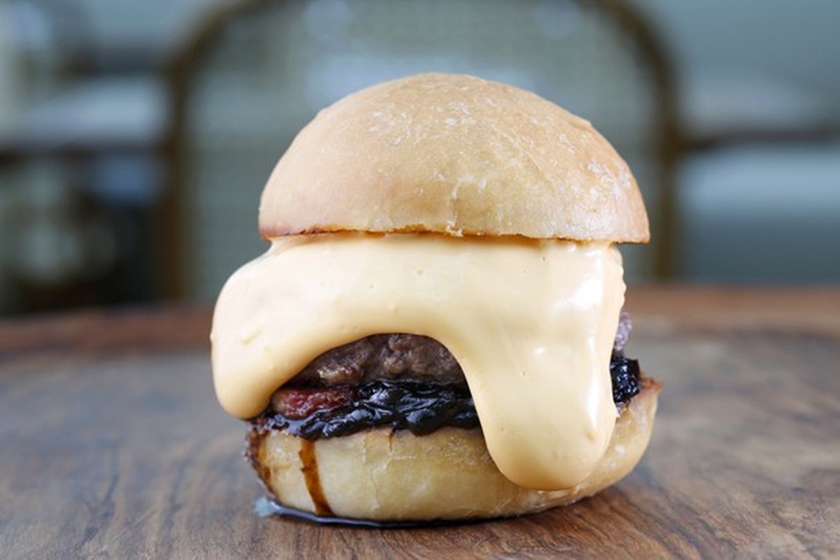 Cheddar Bomb: aprenda a fazer um hambúrguer de respeito!
