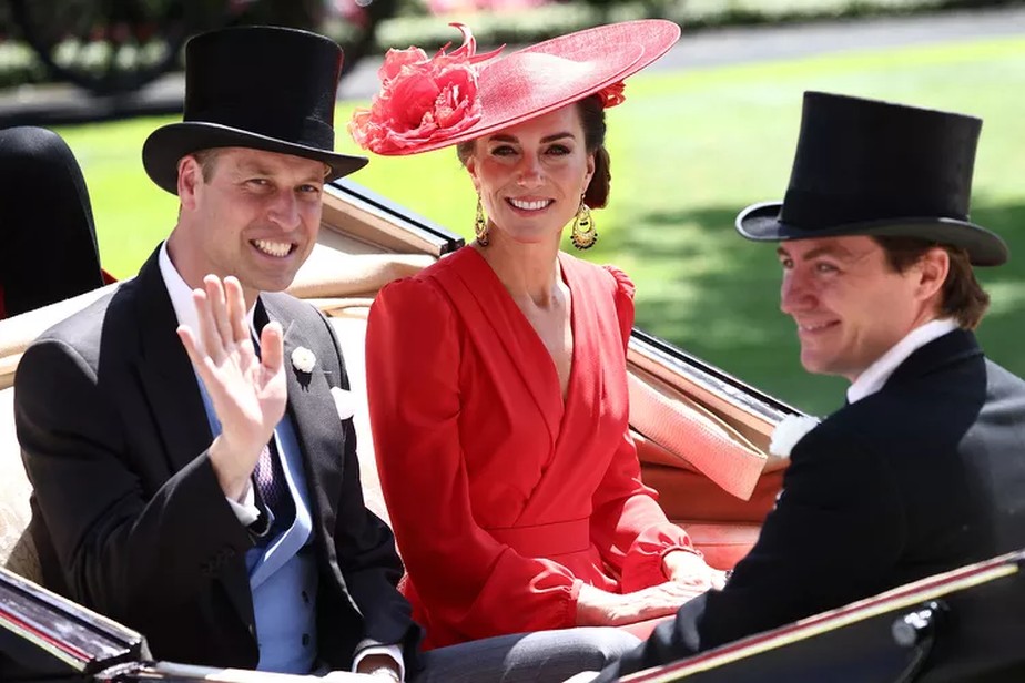 Kate Middleton rouba a cena com look vermelho no Royal Ascot