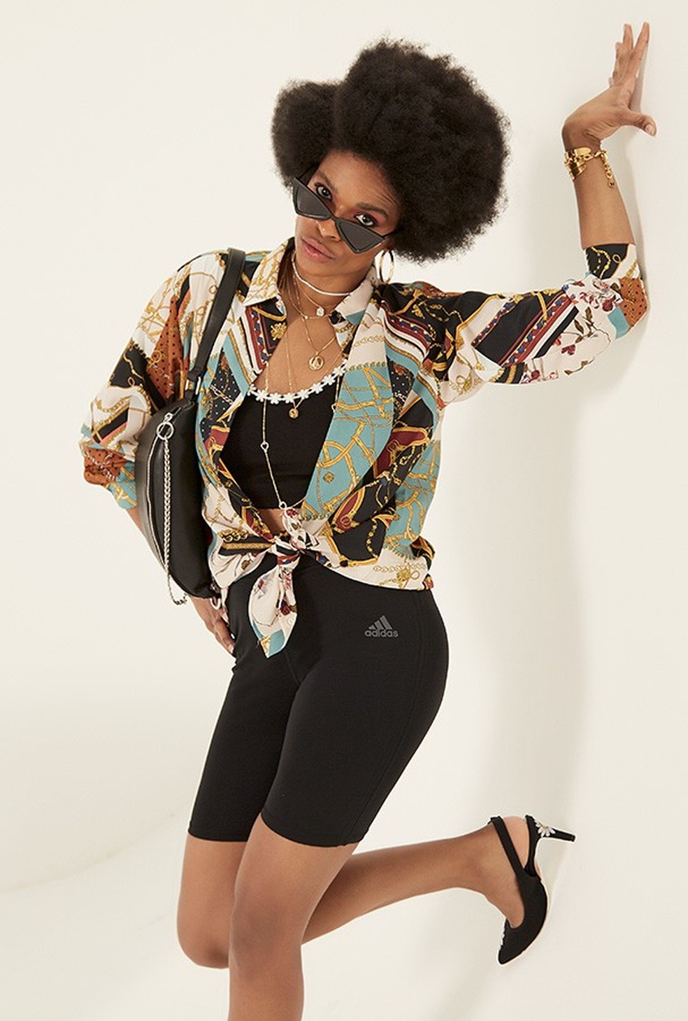 Camisa, R$ 190, Zara; top, R$ 56, e pochete, R$ 96, Forever 21; bermuda, R$ 130, Adidas. Brincos e colar, Marisa Clermann; corrente com pingente, Neuza Pinheiro; colar com medalhas, R$ 36, e colar longo, R$ 30, ambos Renner; braceletes, Dior; escarpins, R$ 689, Blue Bird  — Foto: Glamour