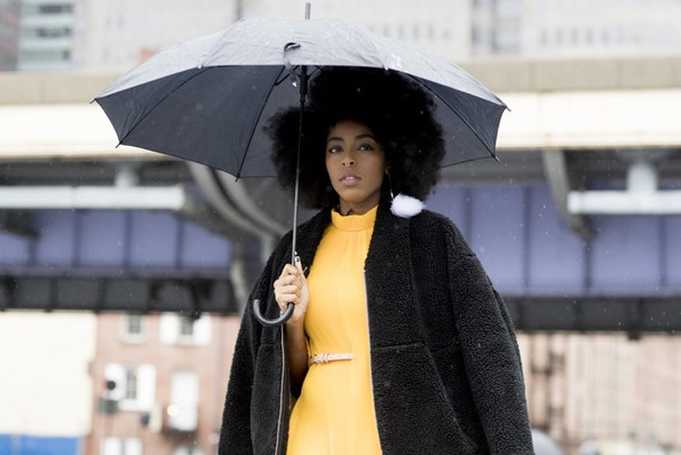 Essa é fácil de copiar, hein? Vestido amarelo menos aceso e casacão (Foto: ImaxTree) — Foto: Glamour