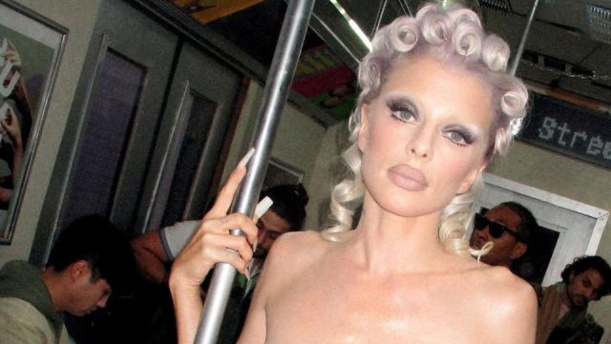 Julia Fox posa nua no metrô para nova campanha e surpreende fãs