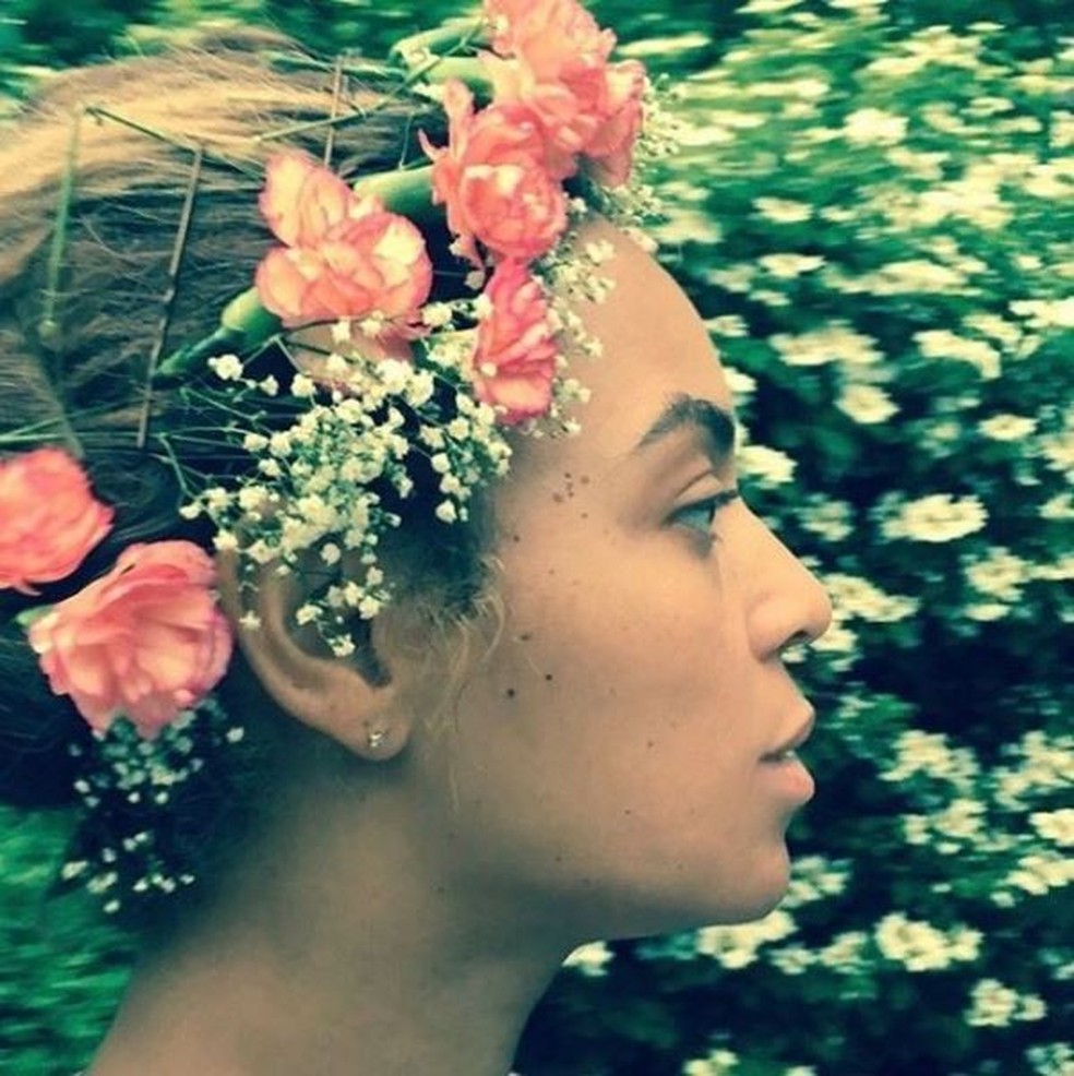 Em selfie, Beyoncé revela pintas no rosto e clique faz sucesso