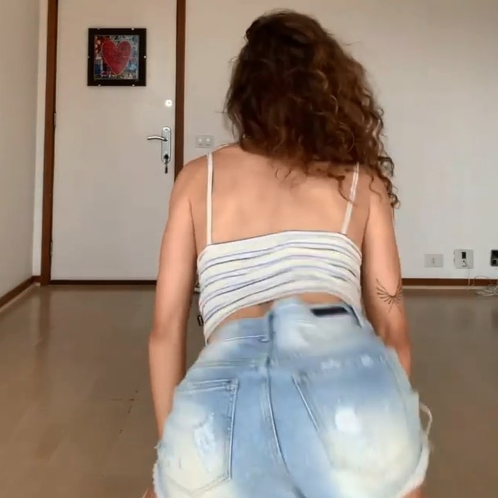 Dancando funk de shortinho