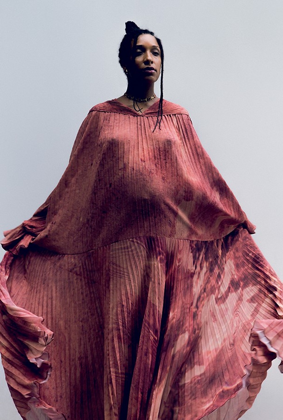 Vestido, Teodora Oshima, colar, Gucci, cadeira, Estúdio Orth (Foto: Wallace Domingues) — Foto: Glamour