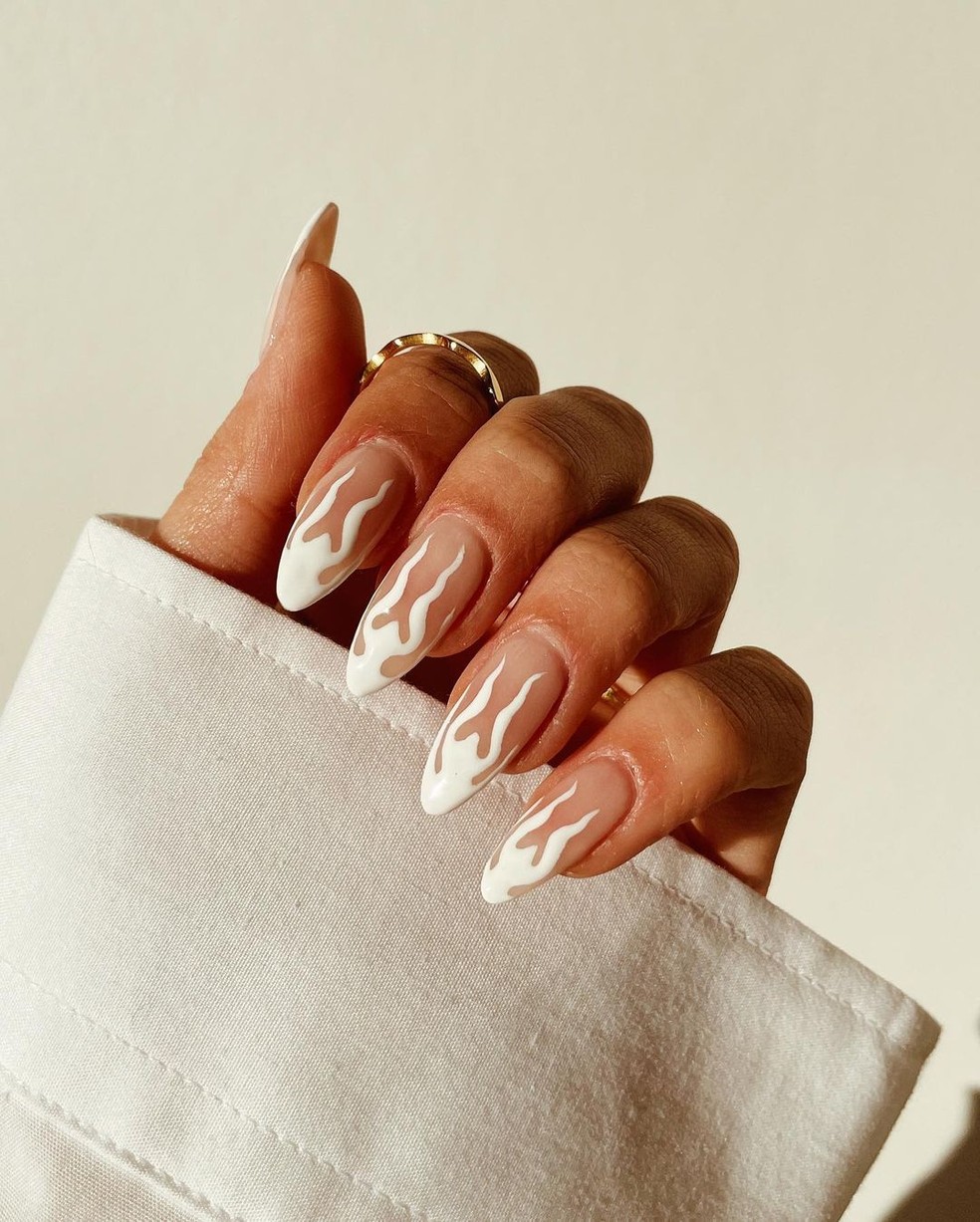 Unhas brancas com estampa de chamas — Foto: Reprodução/Instagram