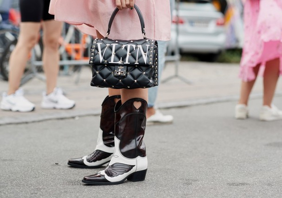 É bolsa ou é pasta? (Foto: Imaxtree) — Foto: Glamour