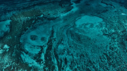 Fotógrafo impressiona ao registrar imagem de 'duas caveiras' formadas no mar em praia do México