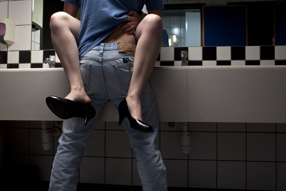Sexo no banheiro da balada (Foto: Getty Images) — Foto: Glamour
