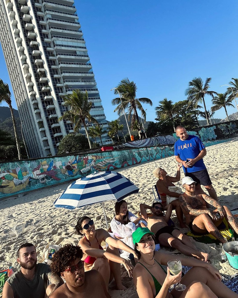 Rafa Kalimann abre álbum com amigos na praia: "eu amo morar no Rio de Janeiro" — Foto: glamour