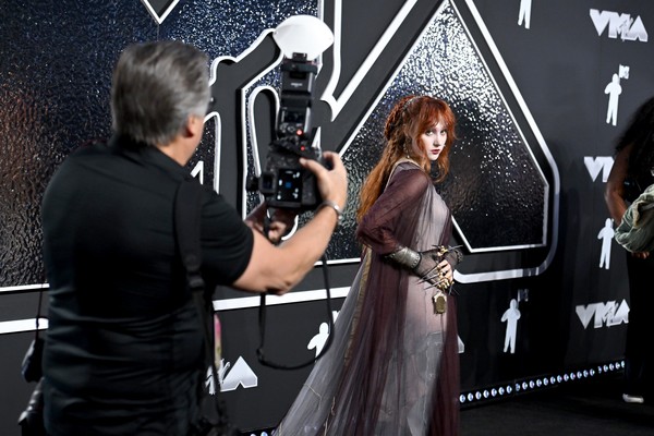 VMA 2024: Chappell Roan discute com fotógrafo em tapete vermelho