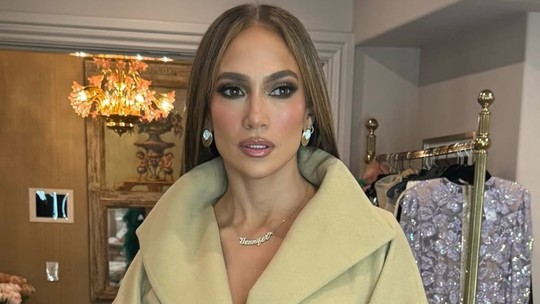 Jennifer Lopez aparece nas redes sociais com look que usou em evento de estreia de seu novo filme