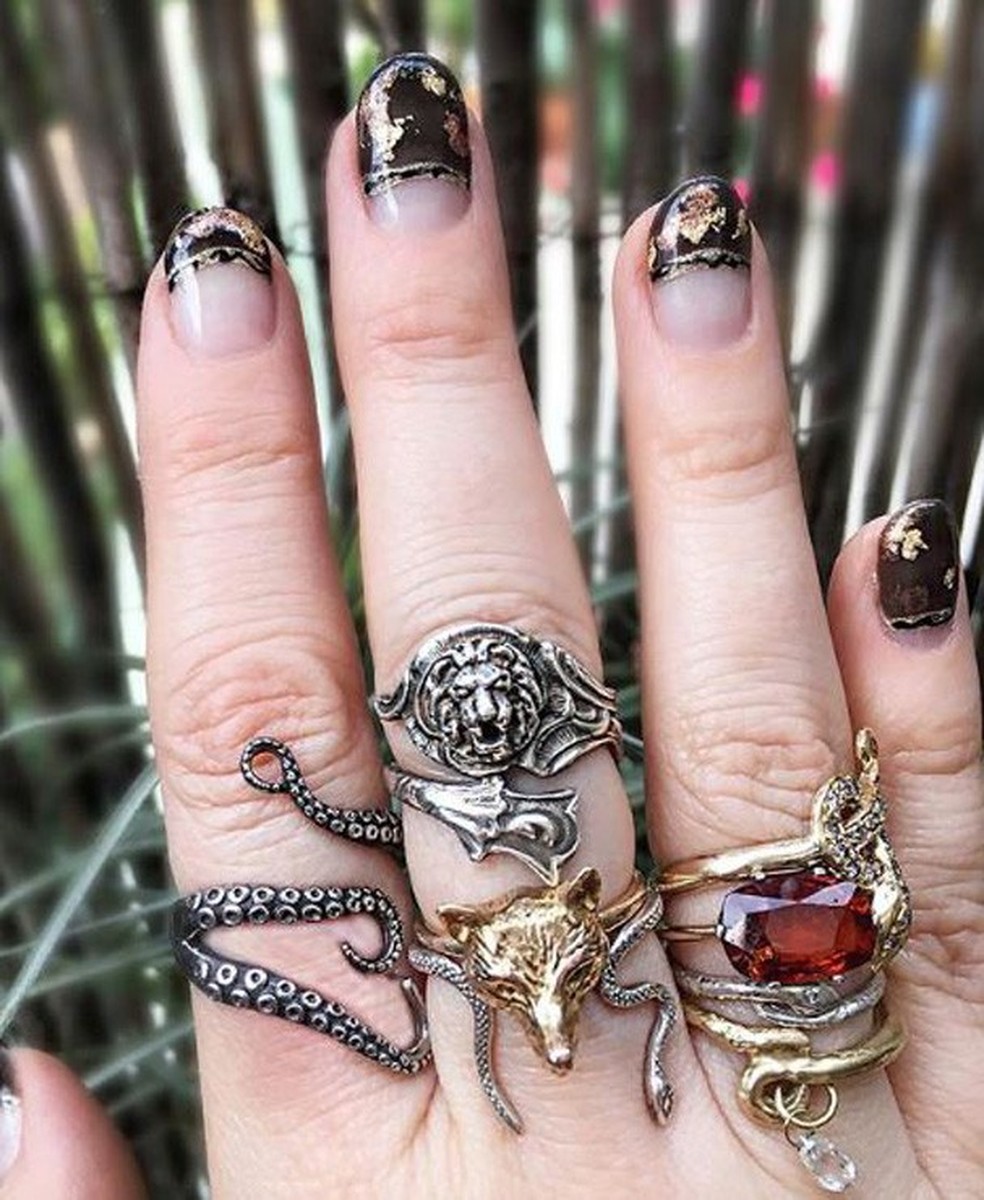 Nail Art inspirada no universo das bruxas (Foto: Reprodução) — Foto: Glamour
