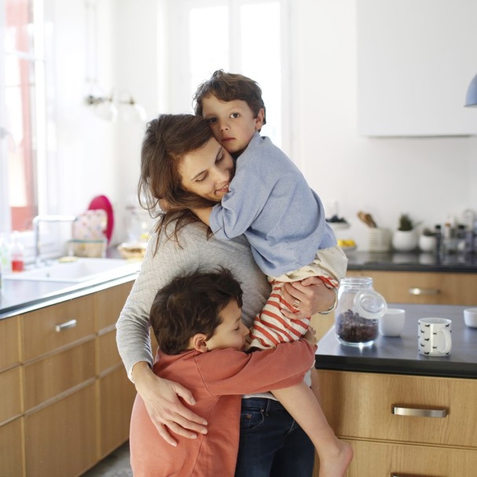 Mães criam filhos sozinhas de acordo com estudo (Foto: Getty Images) — Foto: Glamour