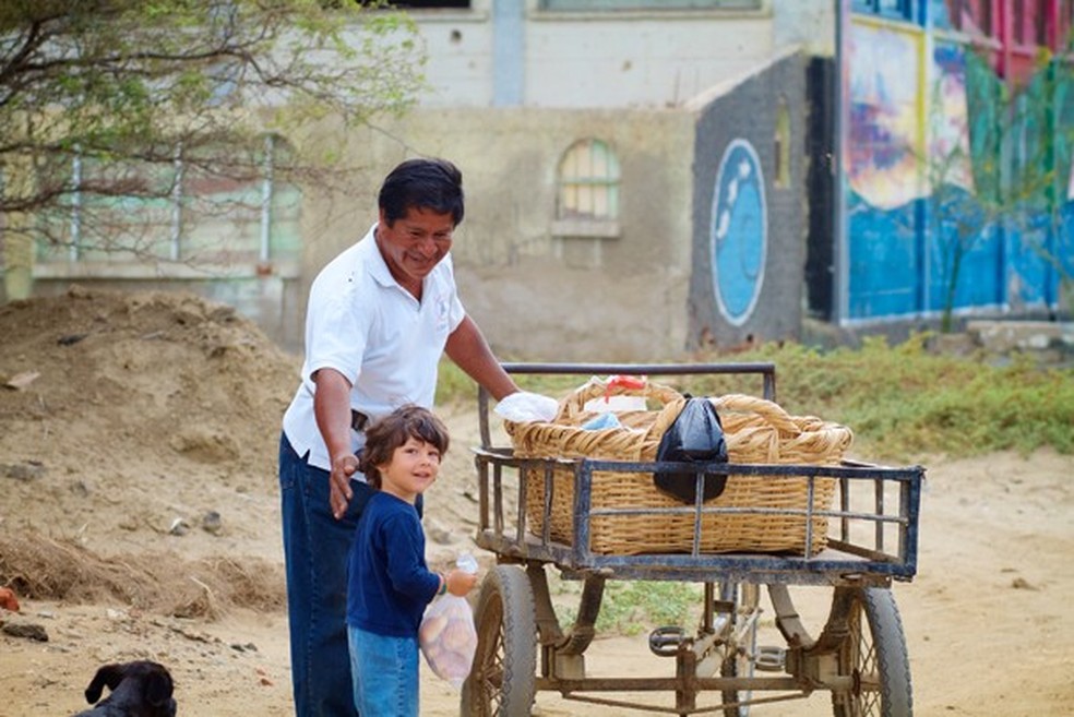 Caetano comprando pão em Praia de Lobitos, Peru (Foto: Marcos Gadaian) — Foto: Glamour