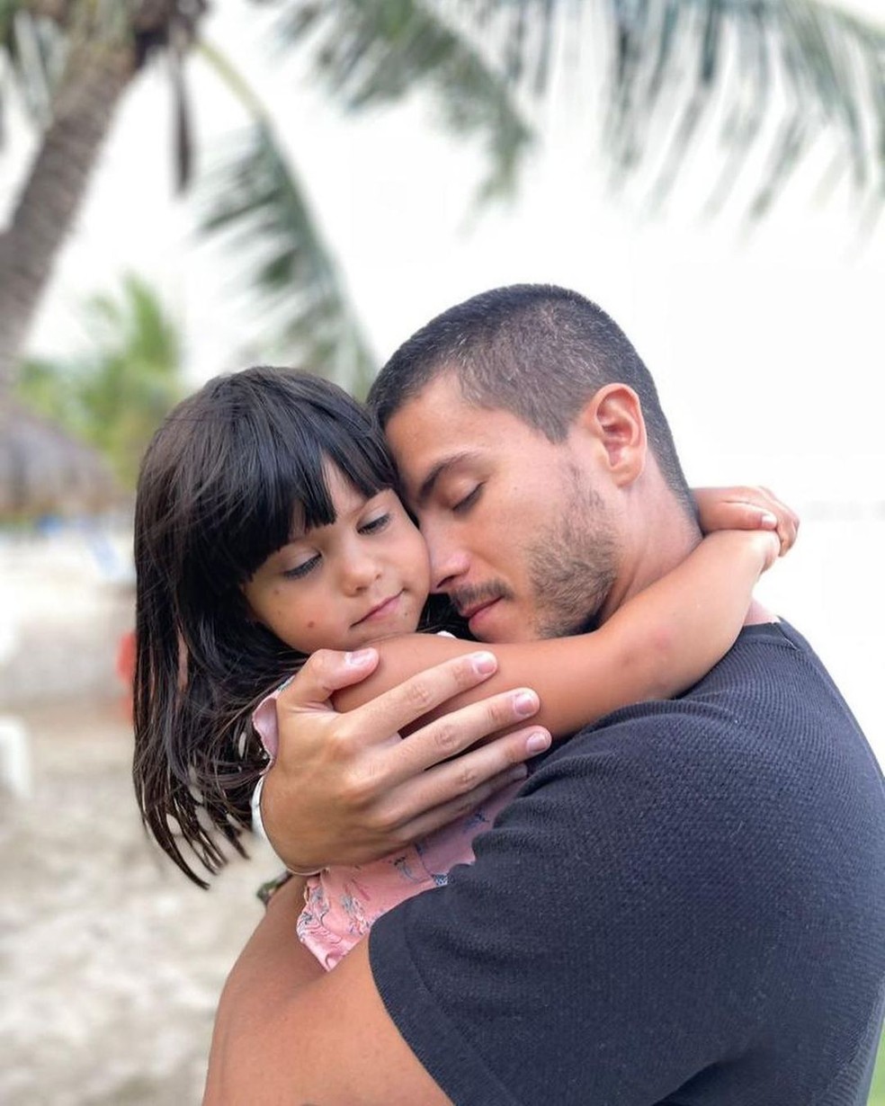 Arthur Aguiar com a filha Sophia — Foto: Reprodução/Instagram