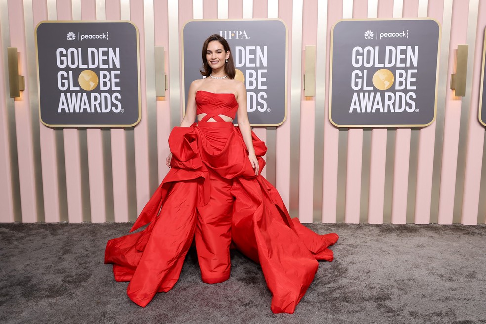 Lily James veste Atelier Versace — Foto: Getty Images
