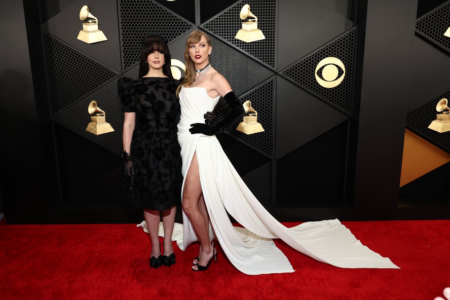 Grammy 2024 Taylor Swift concentra flashes no tapete vermelho