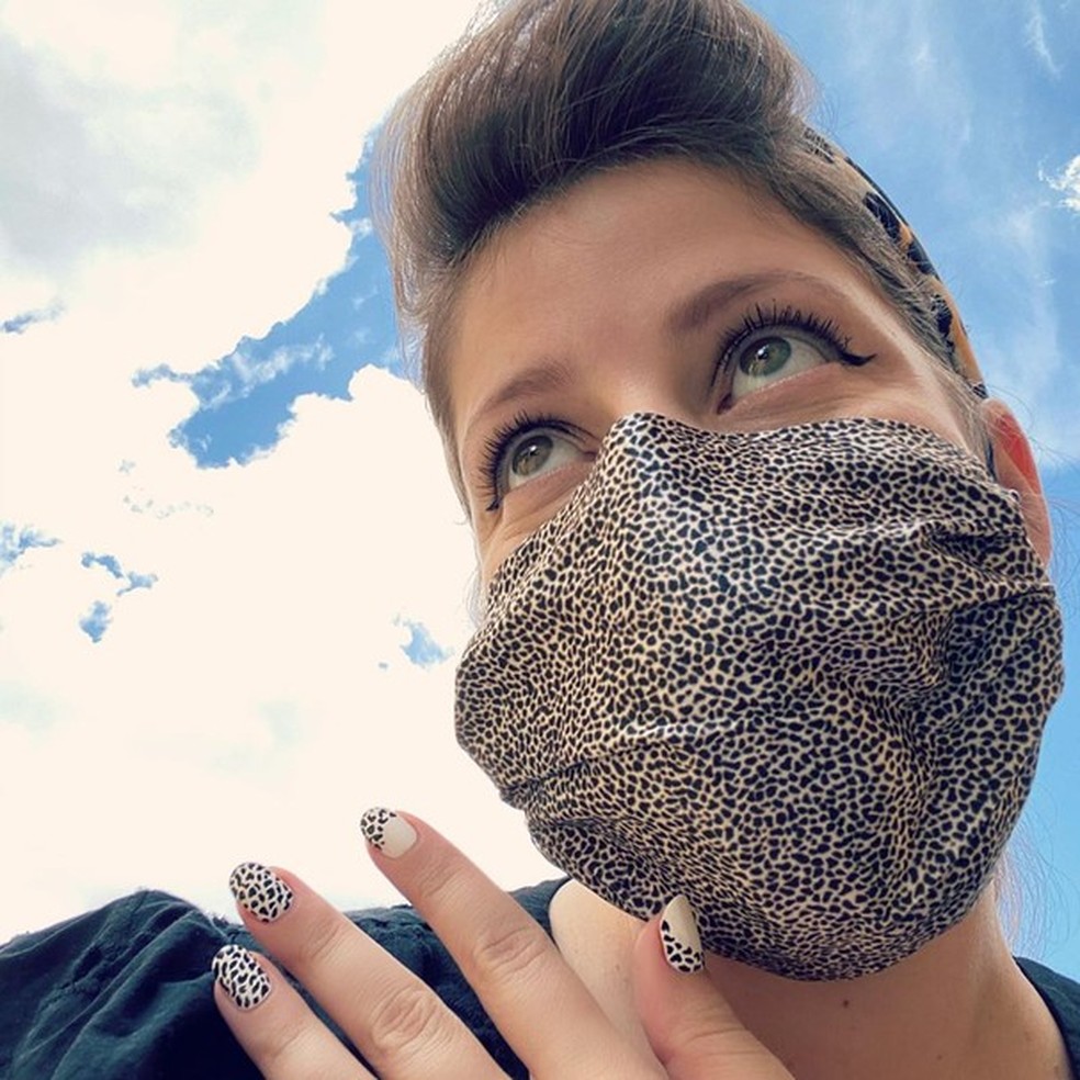 As gringas estão combinando as unhas com as máscaras (Foto:  ) — Foto: Glamour