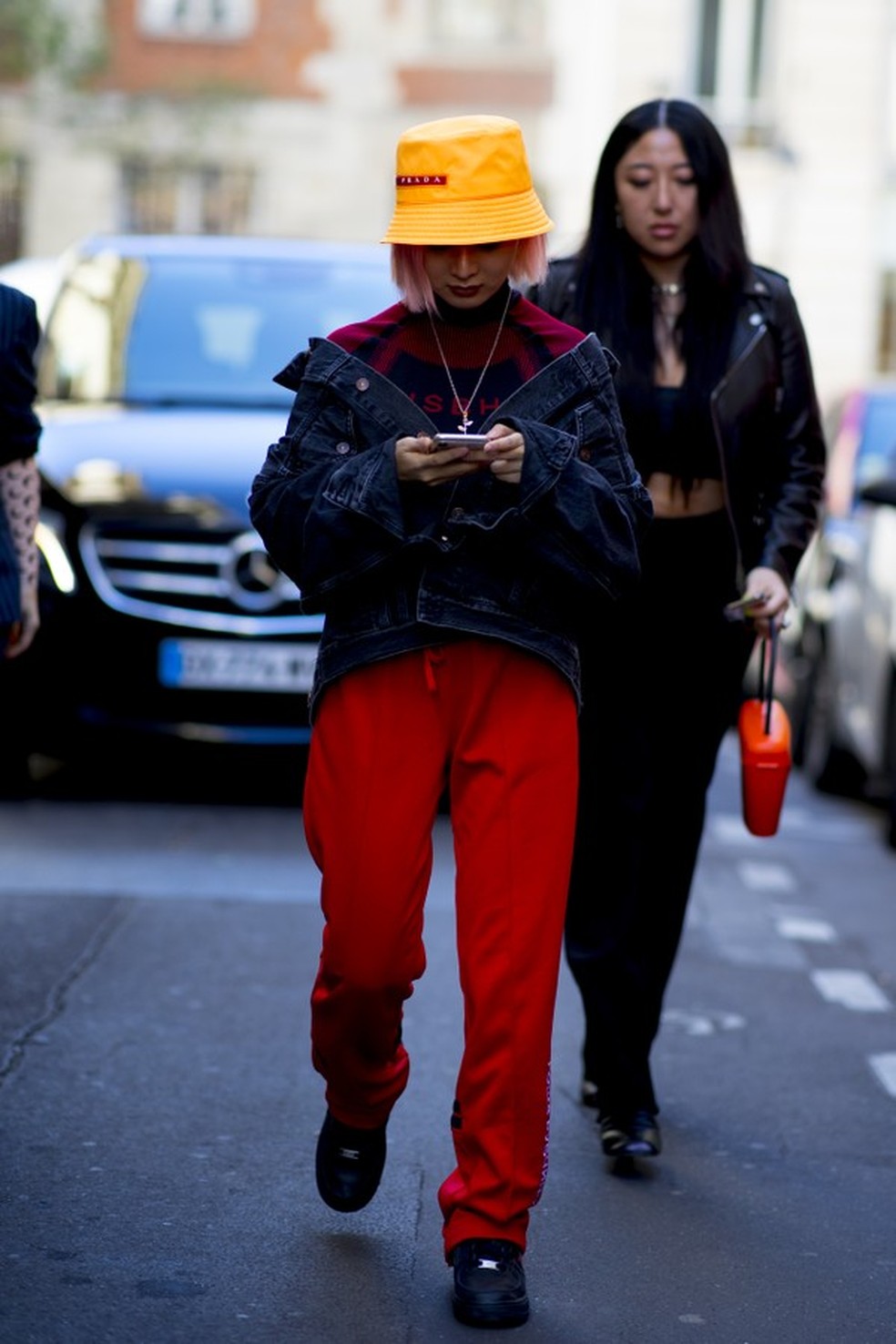 Chapéu de pescador é tendência do street style (Foto: Imaxtree) — Foto: Glamour