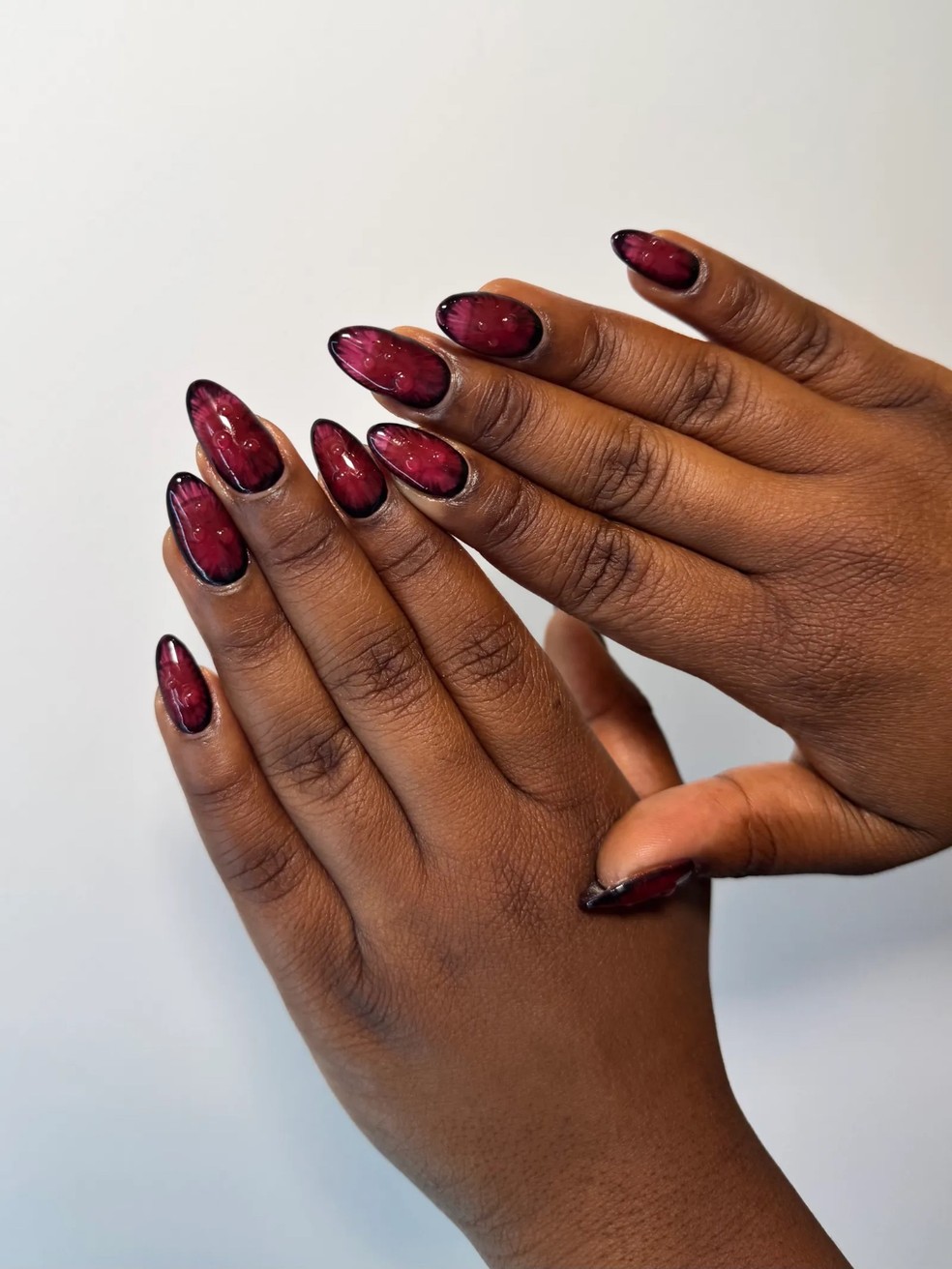 Unhas dark cherry continuam em alta em 2025 — Foto: Reprodução/Instagram