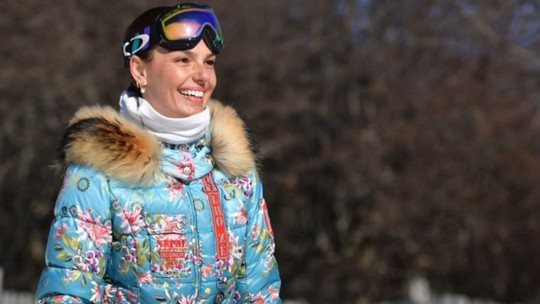 Isis Valverde aposta em look luxuoso de esqui de mais de R$ 9 mil em viagem em família a Bariloche
