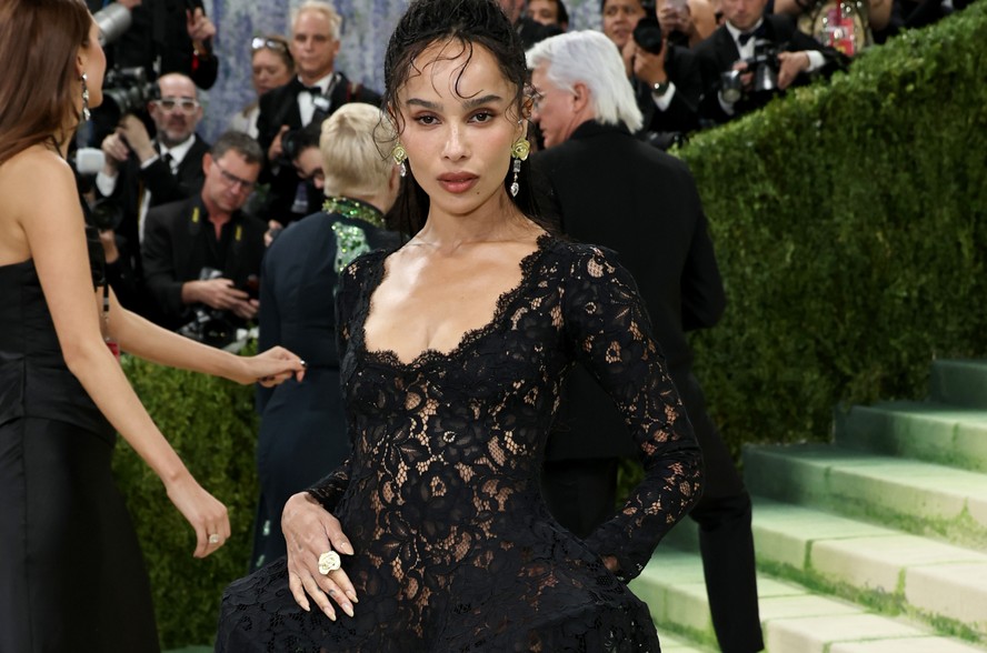 Met Gala 2026: após rumores de noivado, Zoë Kravitz levanta suspeitas ao esconder mão esquerda