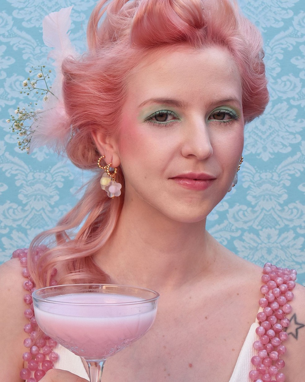 Ideias de maquiagens coloridas para looks festivos o ano todo — Foto: @makeupjade