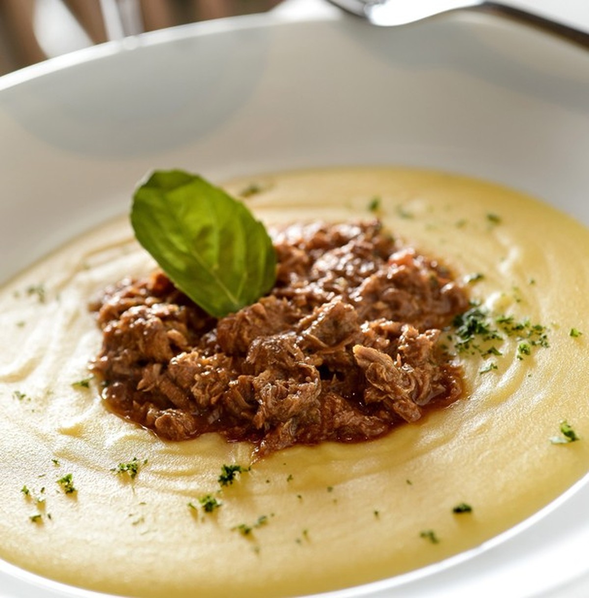 Polenta com Ragu de Sete Carnes: aprenda a fazer como uma mama