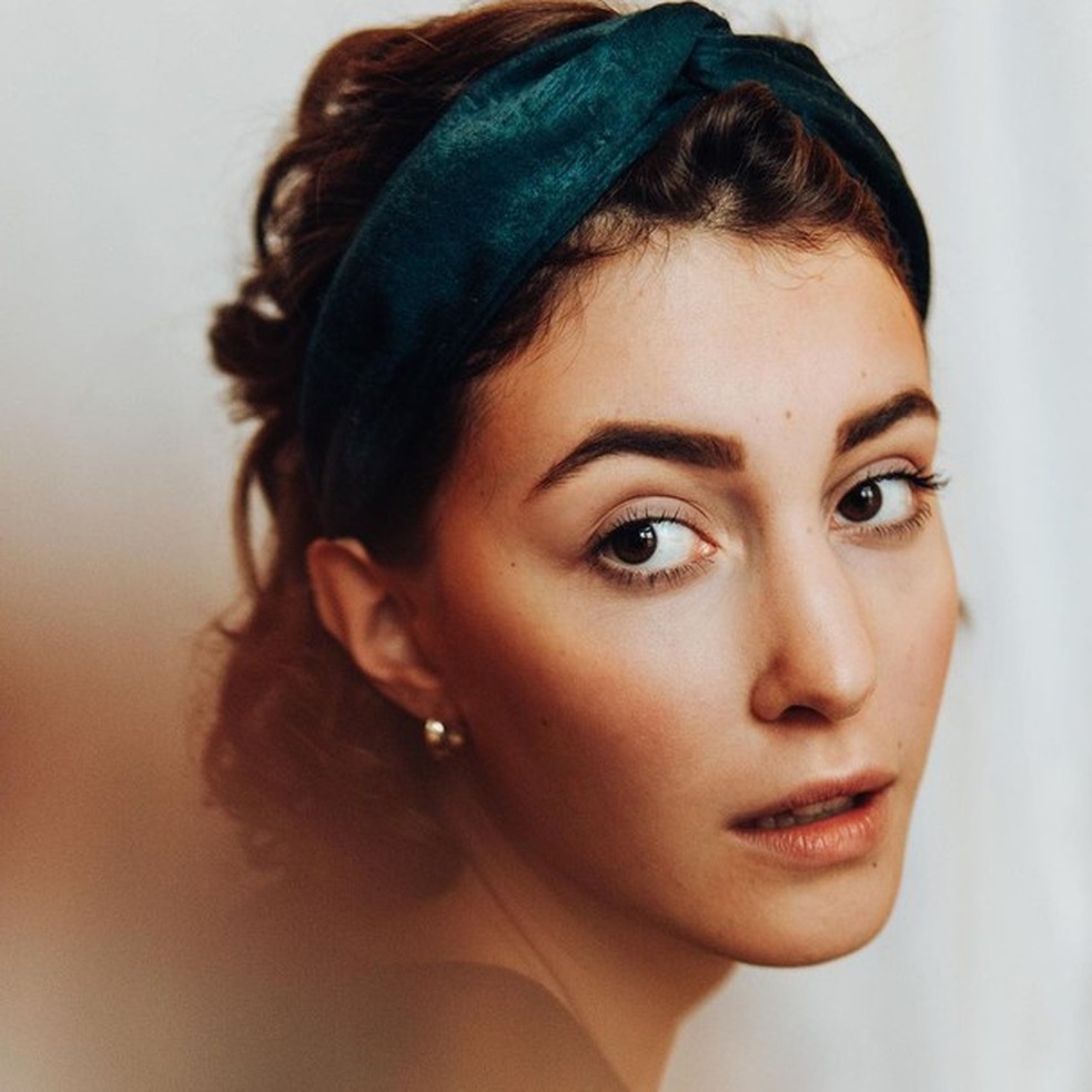 Cabelo curto cacheado com faixa (Foto: Reprodução / instagram) — Foto: Glamour