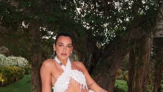 Dua Lipa celebra despedida de solteira em Ibiza com looks de noiva e joias milionárias