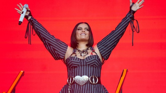 Famosas sofrem body shaming na web ao usarem looks considerados inadequados devido ao corpo e a idade