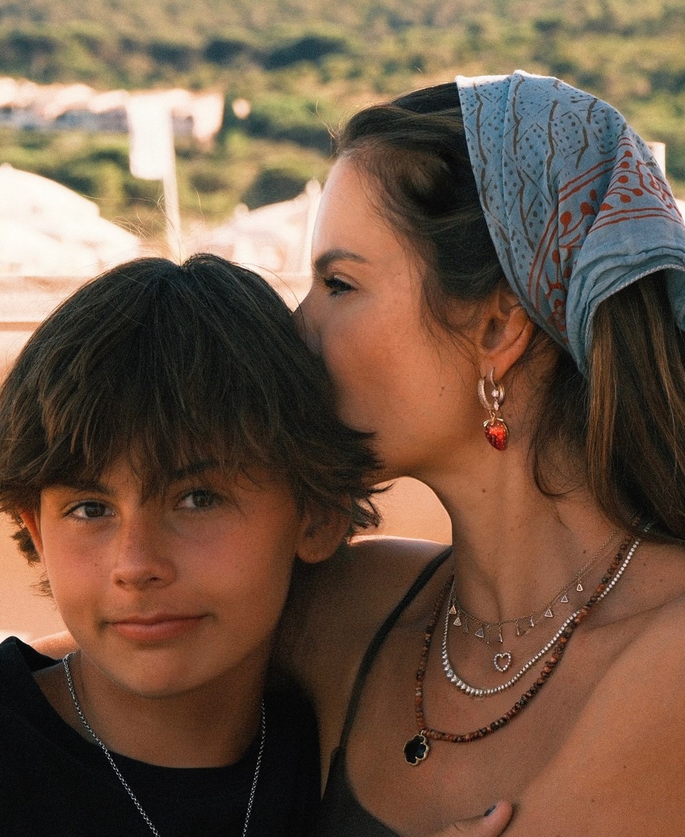 Alessandra Ambrósio curte praia com o filho na França: 'Doce vida'