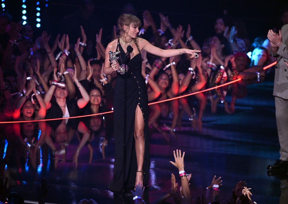 Taylor Swift recebeu o primeiro prêmio da transmissão, "Melhor Videoclipe de Pop" por “Anti-Hero”. — Foto: Getty Images
