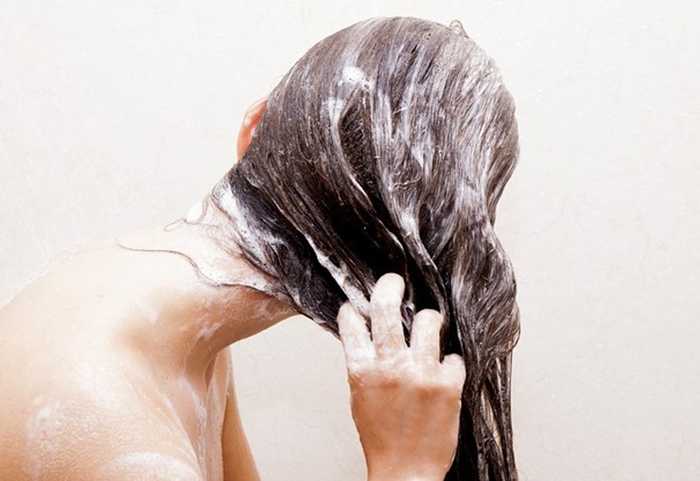 O ideal é lavar o cabelo pelo menos duas vezes na semana (Foto: Thinkstock) — Foto: Glamour