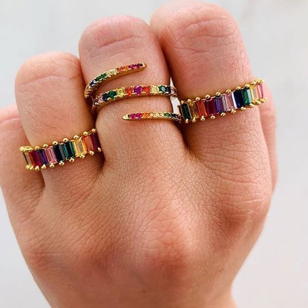 Anel arco-íris é a tendência da vez quando o assunto é acessório (Foto: Pinterest ) — Foto: Glamour