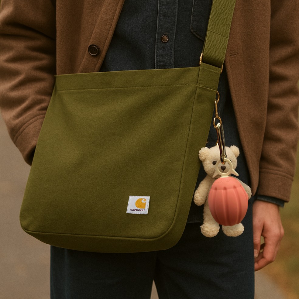 O dispositivo pode ser usado como acessório na bolsa — Foto: Divulgação