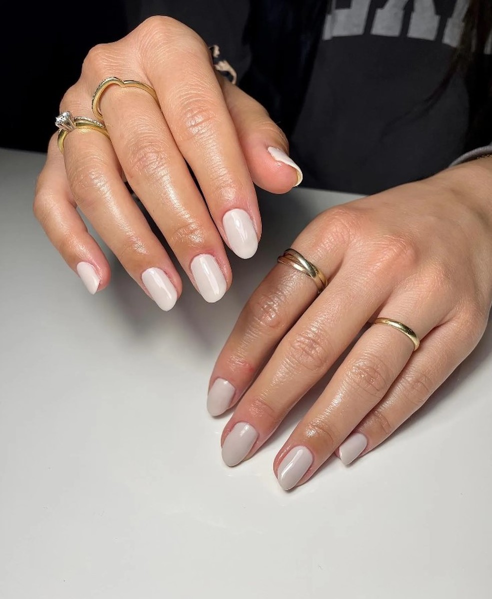 Milky nails: o esmalte branquinho está de volta e aqui estão 10 inspirações para apostar nele — Foto: Instagram