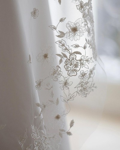 Os detalhes do vestido de noiva luxuoso da princesa da Jordânia; veja fotos  do casamento
