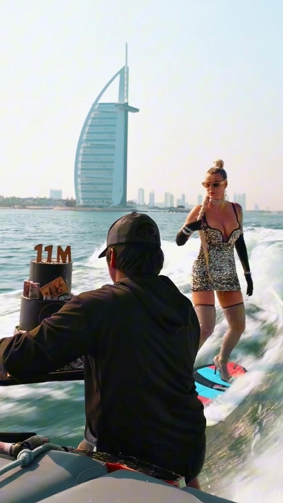 Mulher viraliza por 'surfar' segurando itens inusitados em Dubai