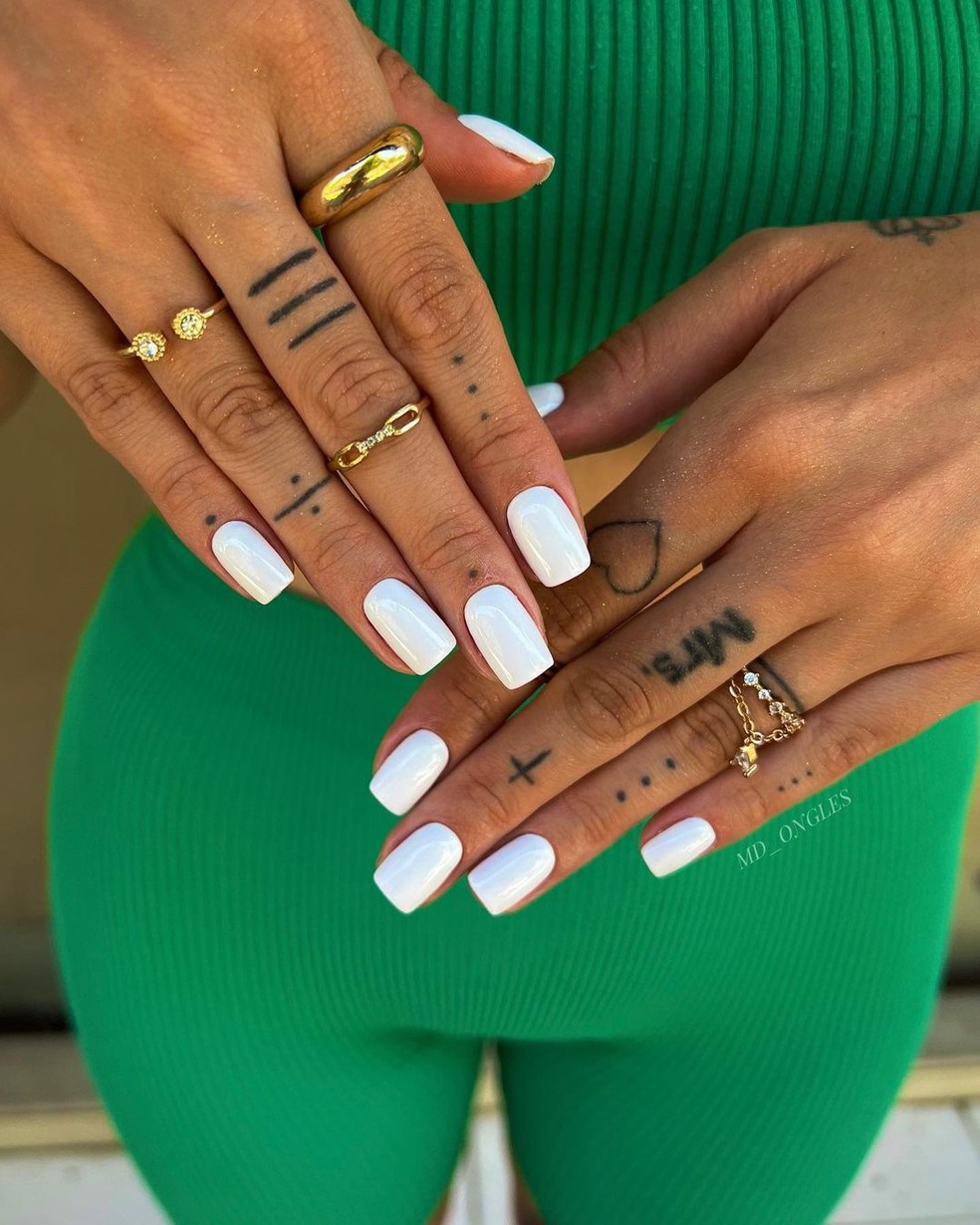 Unhas brancas quadradas em tamanho médio — Foto: Reprodução/Instagram