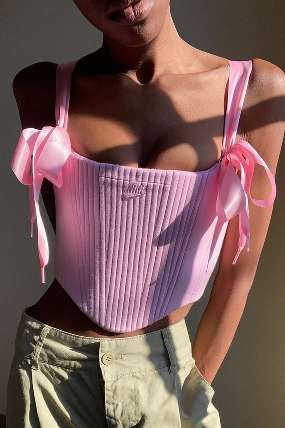 Kayla Sade é a designer por trás da marca Almost On Time, que produz corsets fazendo upcycling de peças (Foto: Reprodução Instagram) — Foto: Glamour