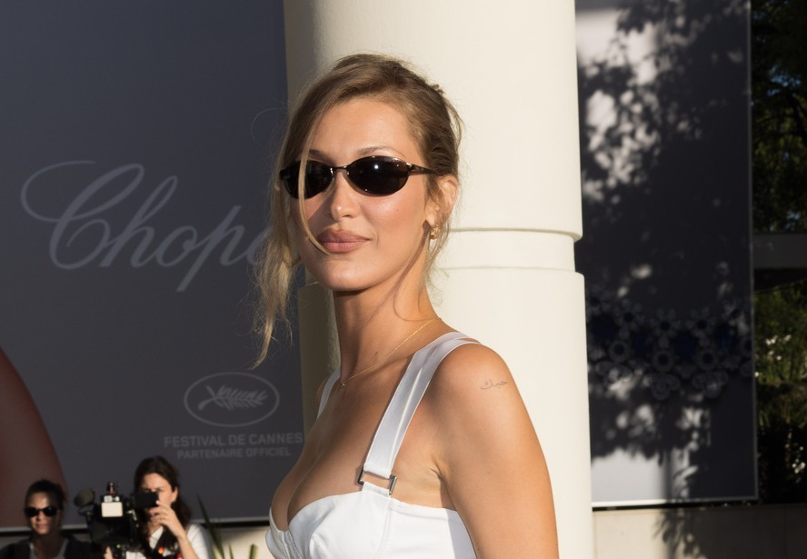 Bella Hadid estreia cabelo loiro em Cannes; relembre outras transformações